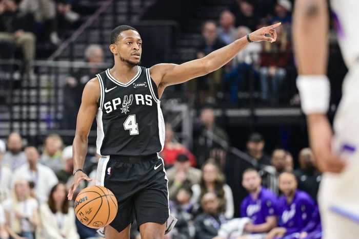 有不足！福克斯8中4得12分2板7助 罚球4中1&失误有4次